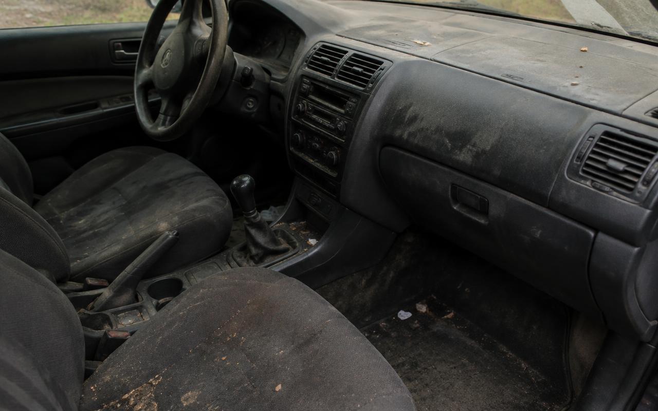Intérieur de voiture sale avant nettoyage (image d'exemple)